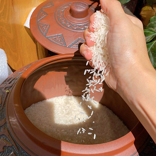 'Kích tài lộc' đầu năm bằng đặt hũ gạo theo cách này, gia chủ may mắn, tiền vào như nước, đếm mỏi tay - Ảnh 1. 'Kích tài lộc' đầu năm bằng đặt hũ gạo theo cách này, gia chủ may mắn, tiền vào như nước, đếm mỏi tay - Ảnh 1.