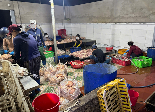 Ph&aacute;t hiện cơ sở giết mổ gia cầm trữ 10 tấn thịt g&agrave; kh&ocirc;ng nguồn gốc, xuất xứ  - Ảnh 1.