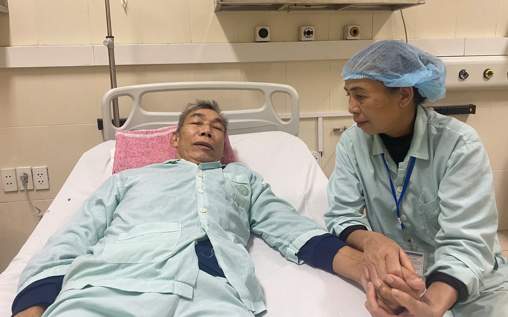 MS 1064: &ldquo;Tết bao giờ bố về?&rdquo; &ndash; c&acirc;u hỏi x&eacute; l&ograve;ng của ba đứa trẻ mồ c&ocirc;i cha nơi l&agrave;ng biển những ng&agrave;y cận Tết - Ảnh 1.