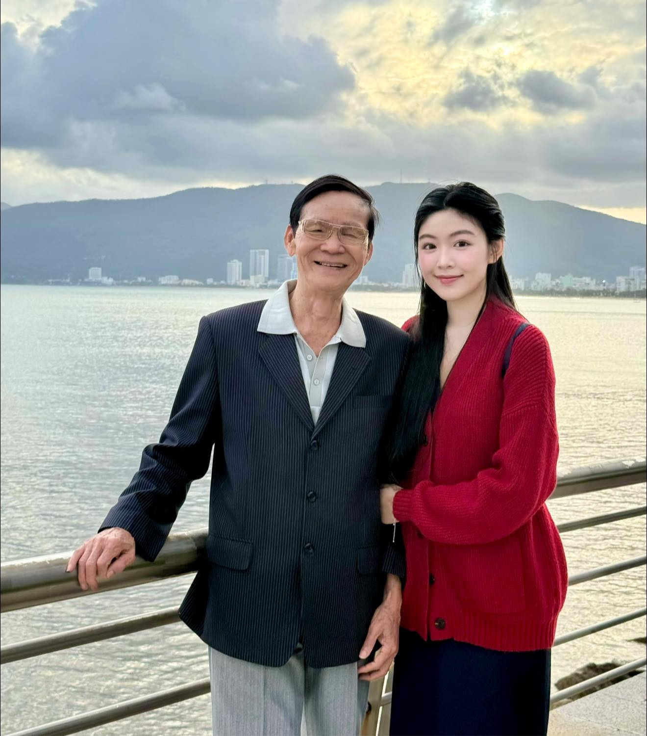 Bố mẹ vợ MC Quyền Linh g&acirc;y ch&uacute; &yacute; với diện mạo U90 , U80 khỏe mạnh - Ảnh 2.