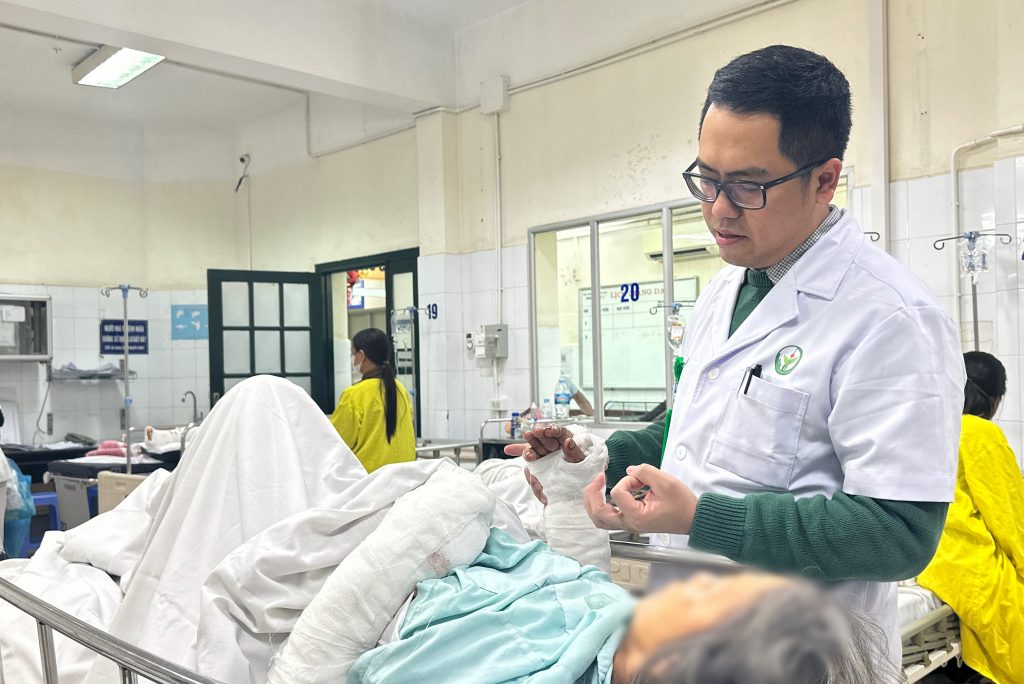 Người phụ nữ 75 tuổi gặp nạn thương tâm, nguy cơ mất chức năng vận động do bị chó tấn công - Ảnh 1. Người phụ nữ 75 tuổi gặp nạn thương tâm, nguy cơ mất chức năng vận động do bị chó tấn công - Ảnh 1.