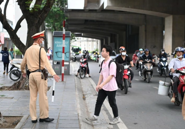 Từ 2026, người đi bộ thực hiện hành vi này sẽ bị phạt tiền - Ảnh 1. Từ 2026, người đi bộ thực hiện hành vi này sẽ bị phạt tiền - Ảnh 1.