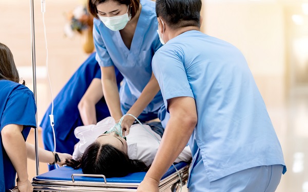 Người phụ nữ 70 tuổi nhồi m&aacute;u cơ tim l&uacute;c nửa đ&ecirc;m từ dấu hiệu nhiều người bỏ qua