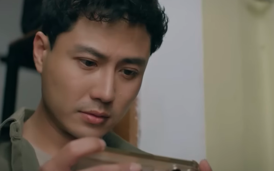 Th&agrave;nh (Thanh Sơn) ph&aacute;t hiện người y&ecirc;u v&agrave; bạn th&acirc;n &ocirc;m nhau rồi c&ugrave;ng "đi trốn"