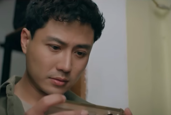 Th&agrave;nh (Thanh Sơn) ph&aacute;t hiện người y&ecirc;u v&agrave; bạn th&acirc;n &ocirc;m nhau rồi c&ugrave;ng 'đi trốn' - Ảnh 2.