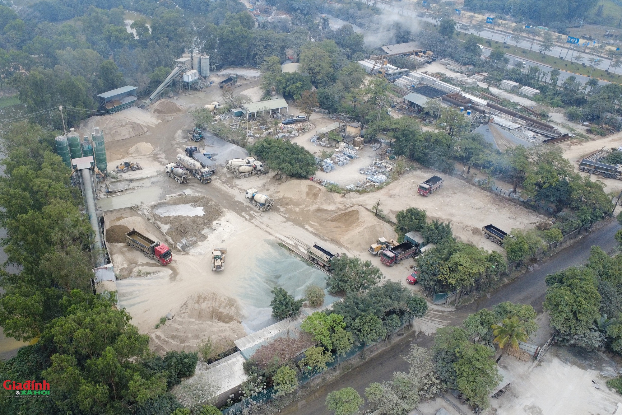 Hà Nội: Trạm trộn bê tông gây ô nhiễm khói bụi , ảnh hưởng nghiêm trọng đời sống dân cư - Ảnh 1.