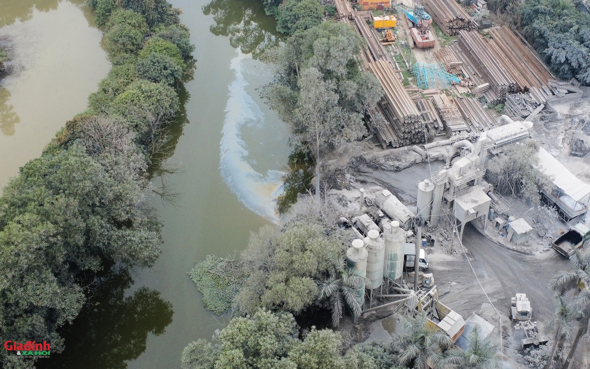 Hà Nội: Trạm trộn bê tông "hành" dân bằng khói bụi, ngang nhiên xả thải gây ô nhiễm nghiêm trọng
