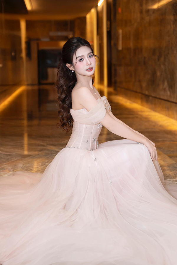 Vẻ đẹp thuần khiết của Chang M&acirc;y 'Gia đ&igrave;nh tr&aacute;i dấu' - Ảnh 2.