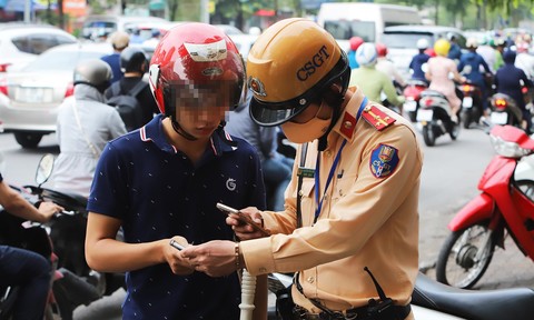 Kh&ocirc;ng mang giấy tờ xe, l&aacute;i xe thực hiện điều n&agrave;y kh&ocirc;ng lo bị phạt - Ảnh 1.