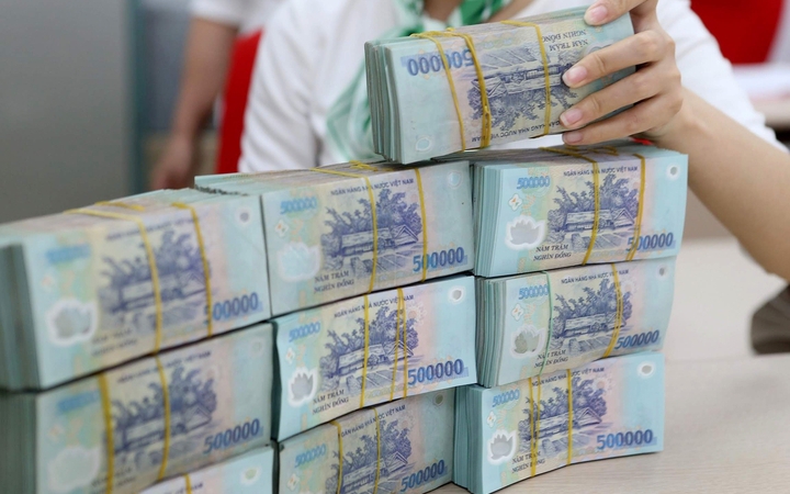 Bất ngờ số tiền l&atilde;i nhận được gửi tiết kiệm 300 triệu đồng kỳ hạn 6 th&aacute;ng - Ảnh 1.