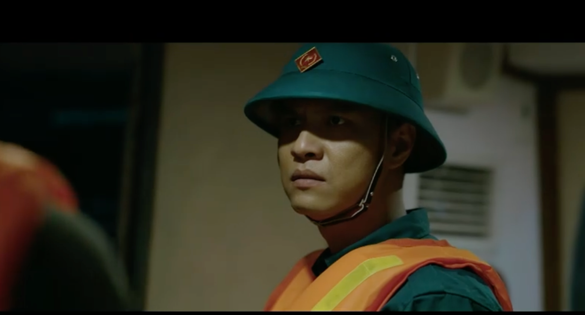 Kh&ocirc;ng giới hạn - Tập 4: Lợi viết tường tr&igrave;nh sau vụ cứu hộ t&agrave;u du lịch bốc ch&aacute;y - Ảnh 2.