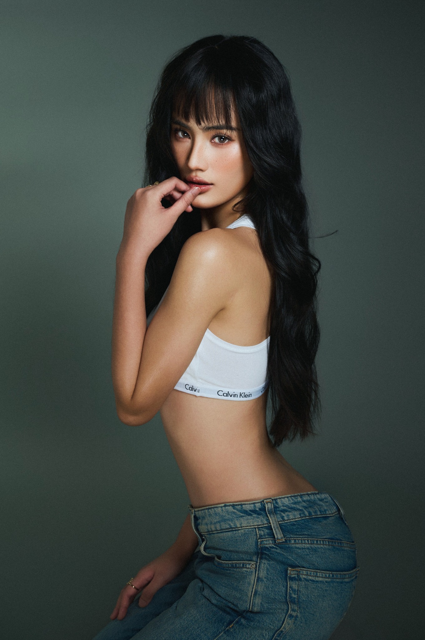 &Yacute; Nhi sexy trước khi kết th&uacute;c nhiệm kỳ Hoa hậu: Sự lột x&aacute;c ngoạn mục - Ảnh 2.