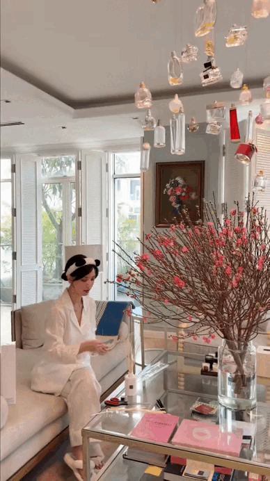 Ngay l&uacute;c n&agrave;y, trong penthouse tầng 36 của 