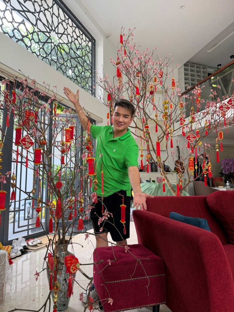 C&agrave;nh đ&agrave;o chu&ocirc;ng Y&ecirc;n Tử lạ mắt "vượt ng&agrave;n tr&ugrave;ng" đến tay Đ&agrave;m Vĩnh Hưng: "Lung linh v&agrave; qu&yacute; lắm" - Ảnh 2.