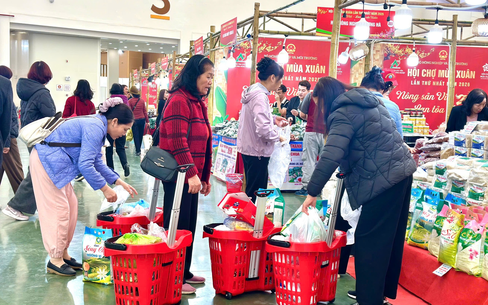 Bảo vệ người ti&ecirc;u d&ugrave;ng tại chợ hoa Xu&acirc;n phố cổ 2026 ở H&agrave; Nội - Ảnh 4.