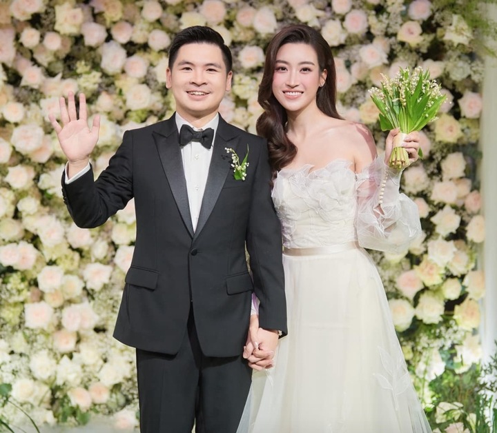 H&ocirc;n nh&acirc;n vi&ecirc;n m&atilde;n sau 4 năm cưới chồng chủ tịch của Hoa hậu Đỗ Mỹ Linh - Ảnh 2.