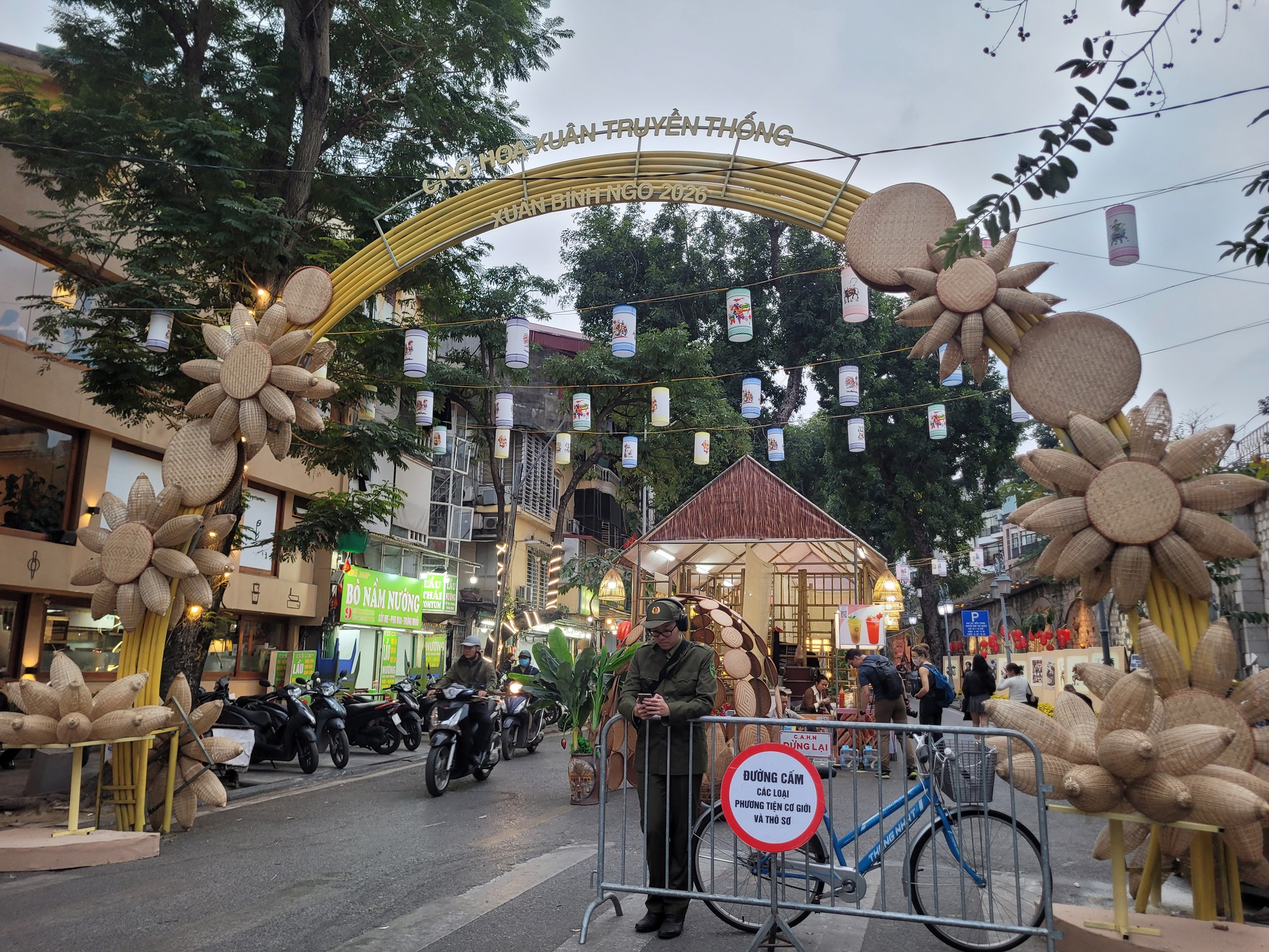 Chợ hoa Xu&acirc;n phố cổ 2026: Điểm đến rực rỡ cho người ti&ecirc;u d&ugrave;ng H&agrave; Nội - Ảnh 8.