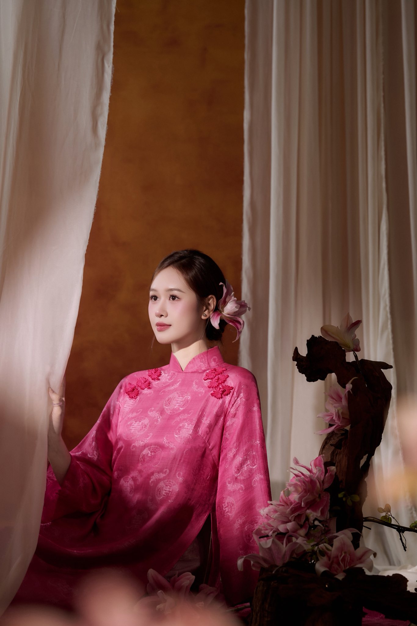 B&agrave; x&atilde; Anh Đức nổi bật với &aacute;o d&agrave;i truyền thống sắc hồng - Ảnh 6.