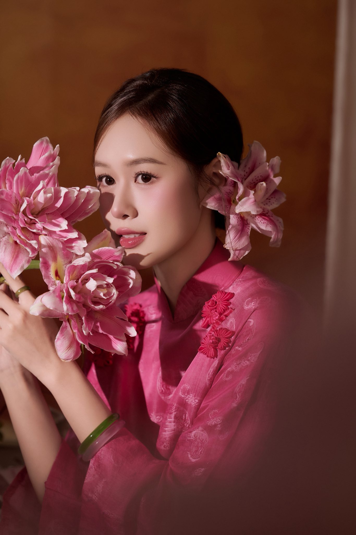 B&agrave; x&atilde; Anh Đức nổi bật với &aacute;o d&agrave;i truyền thống sắc hồng - Ảnh 3.