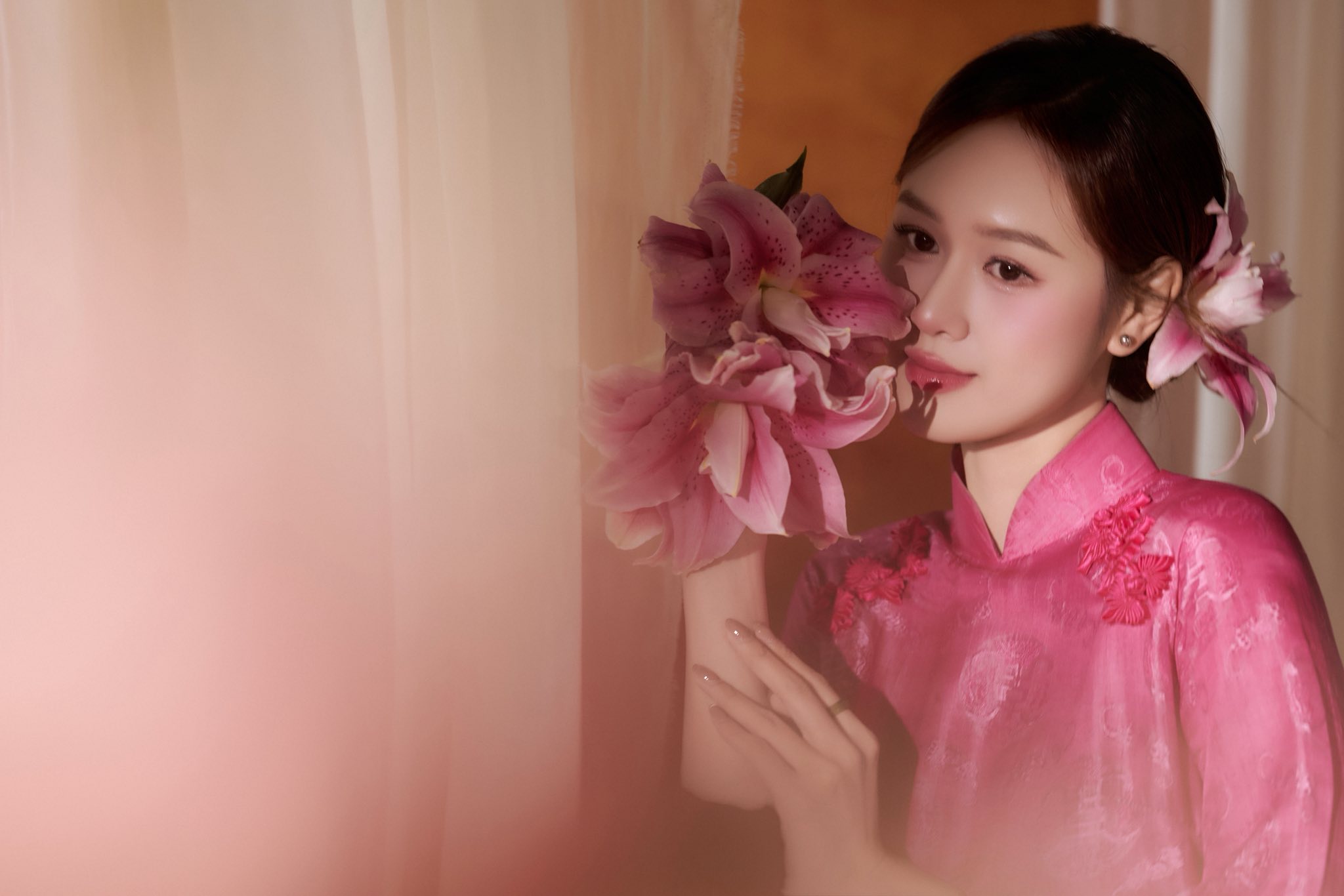 B&agrave; x&atilde; Anh Đức nổi bật với &aacute;o d&agrave;i truyền thống sắc hồng - Ảnh 4.