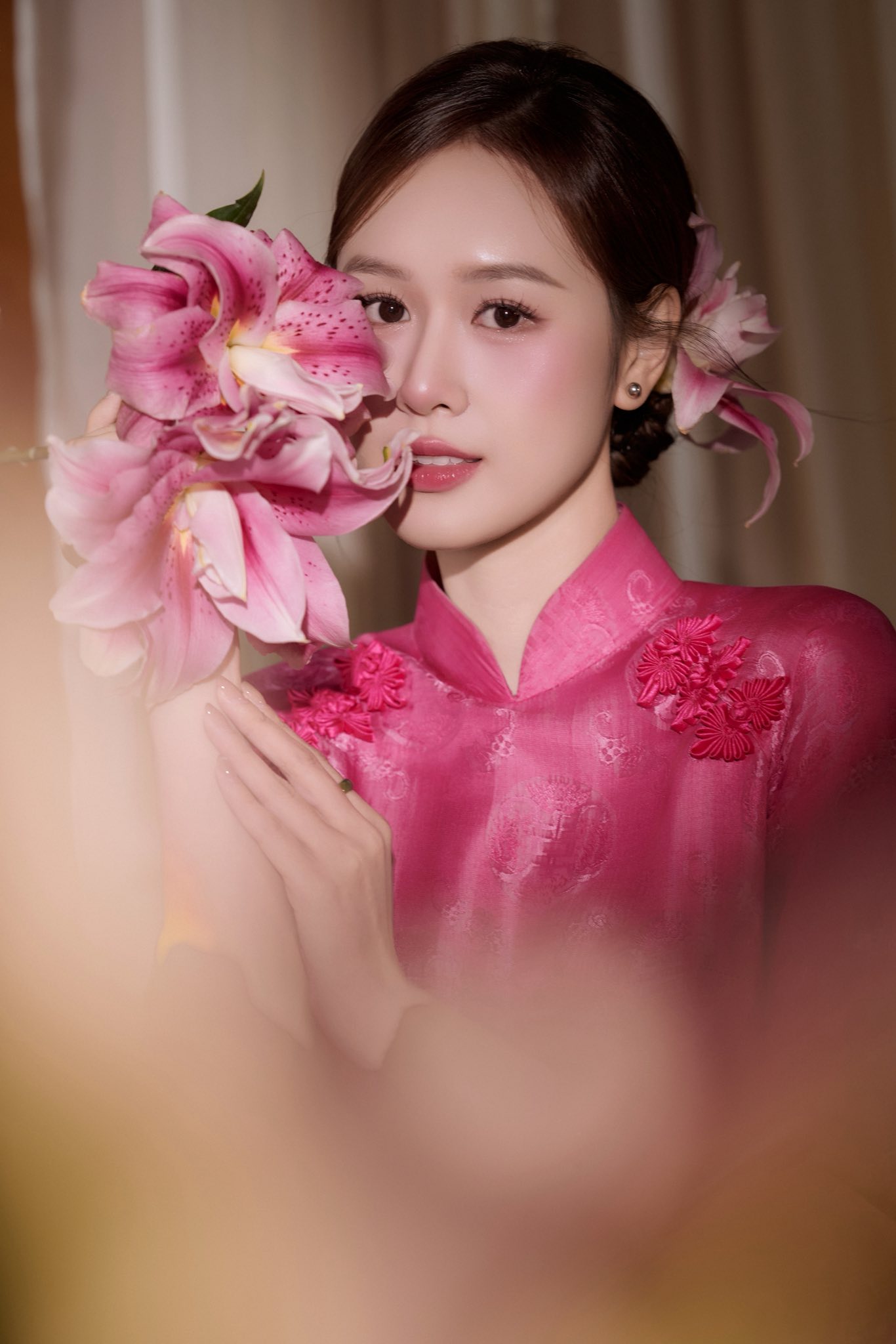 B&agrave; x&atilde; Anh Đức nổi bật với &aacute;o d&agrave;i truyền thống sắc hồng - Ảnh 1.