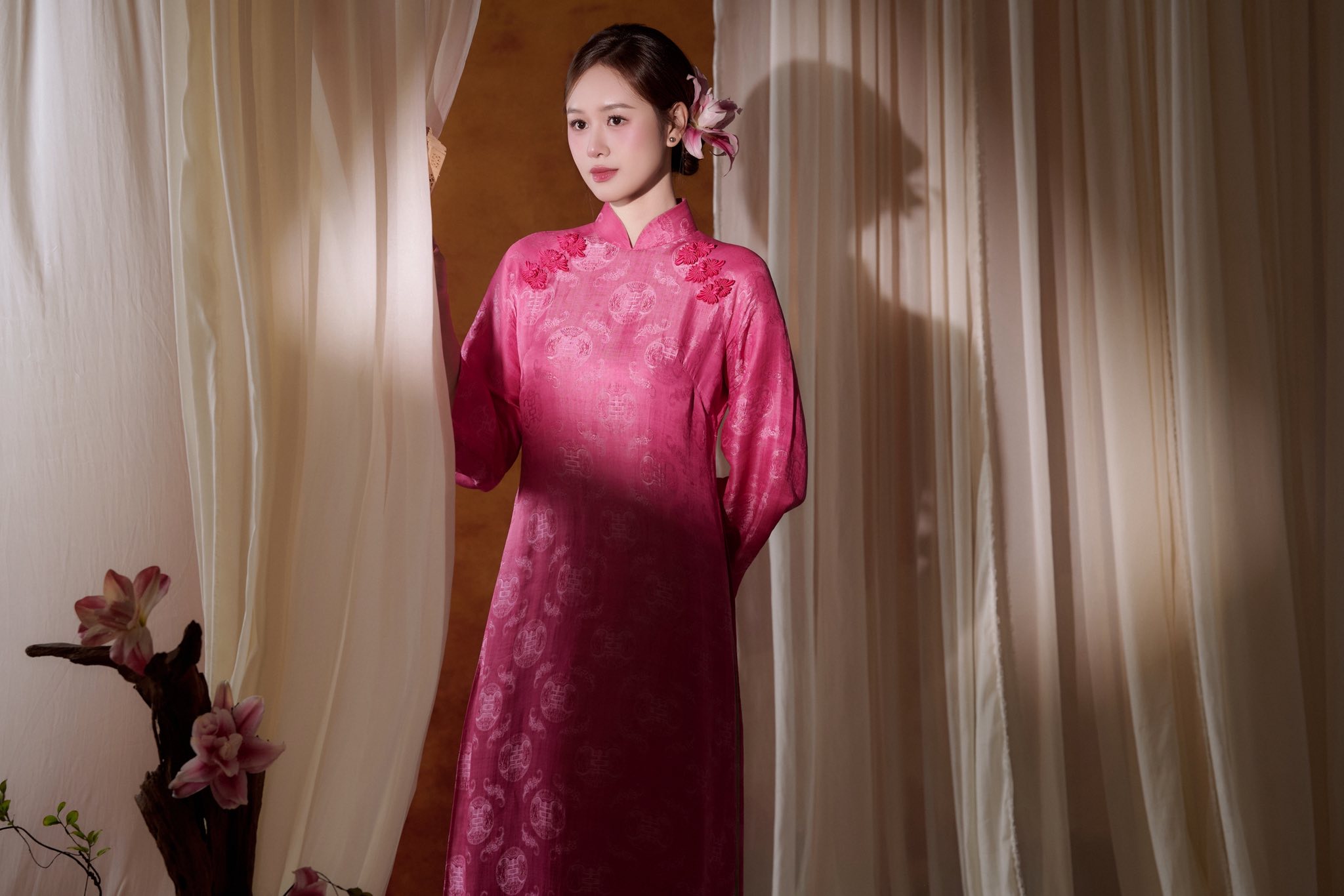 B&agrave; x&atilde; Anh Đức nổi bật với &aacute;o d&agrave;i truyền thống sắc hồng - Ảnh 8.