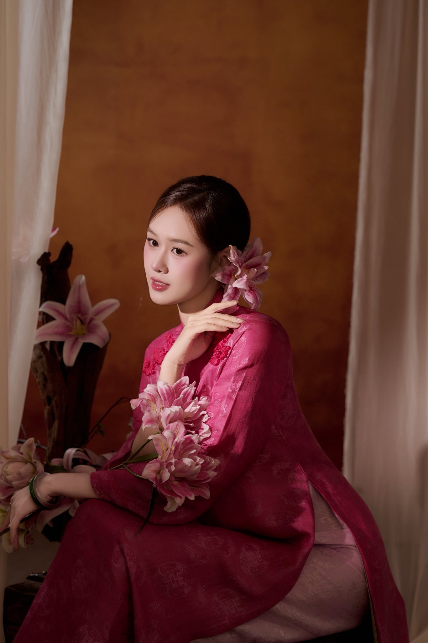 B&agrave; x&atilde; Anh Đức nổi bật với &aacute;o d&agrave;i truyền thống sắc hồng - Ảnh 7.