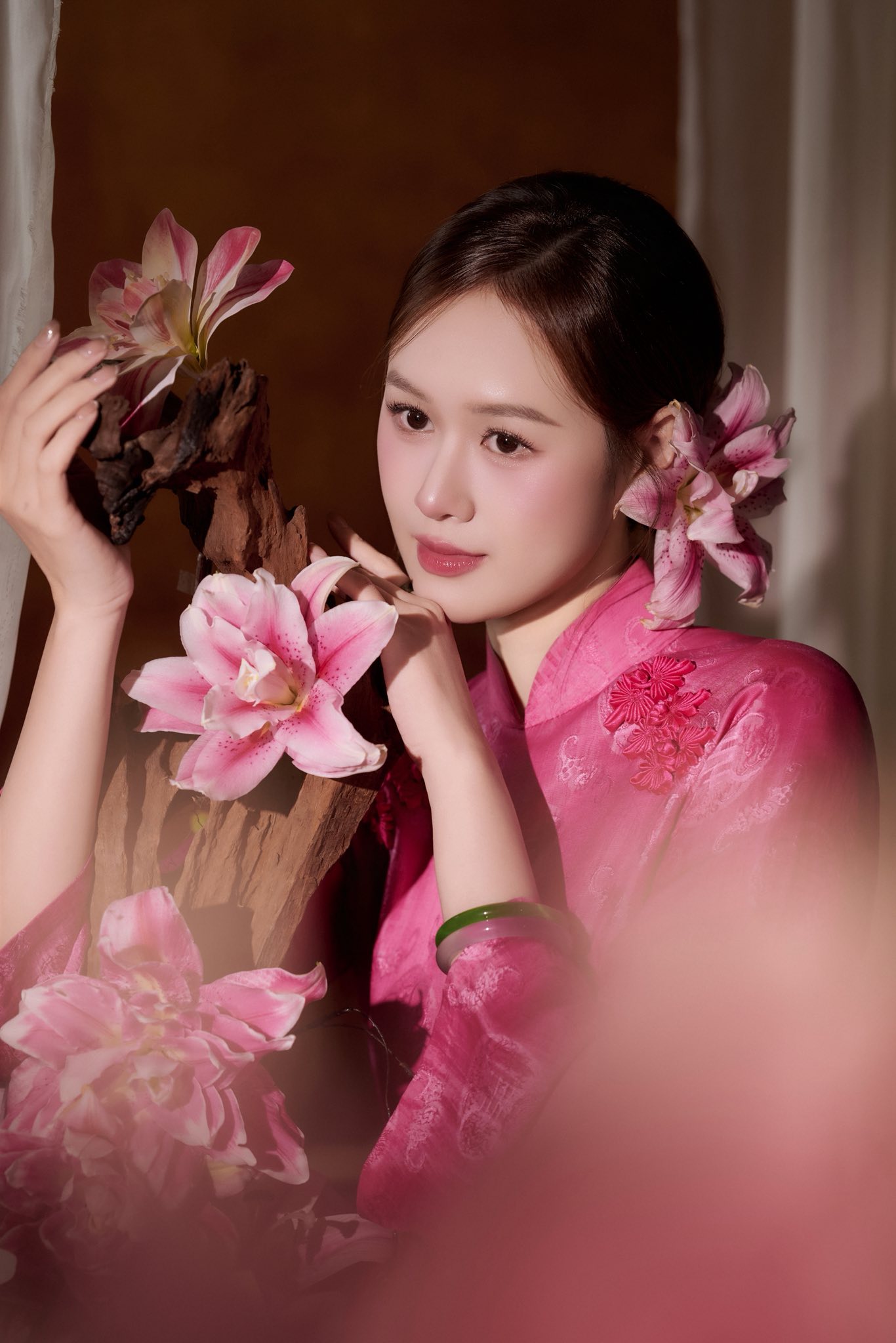 B&agrave; x&atilde; Anh Đức nổi bật với &aacute;o d&agrave;i truyền thống sắc hồng - Ảnh 2.