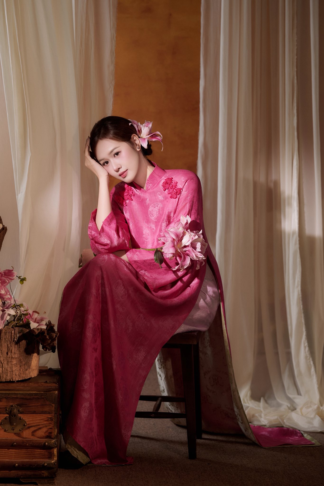 B&agrave; x&atilde; Anh Đức nổi bật với &aacute;o d&agrave;i truyền thống sắc hồng - Ảnh 5.