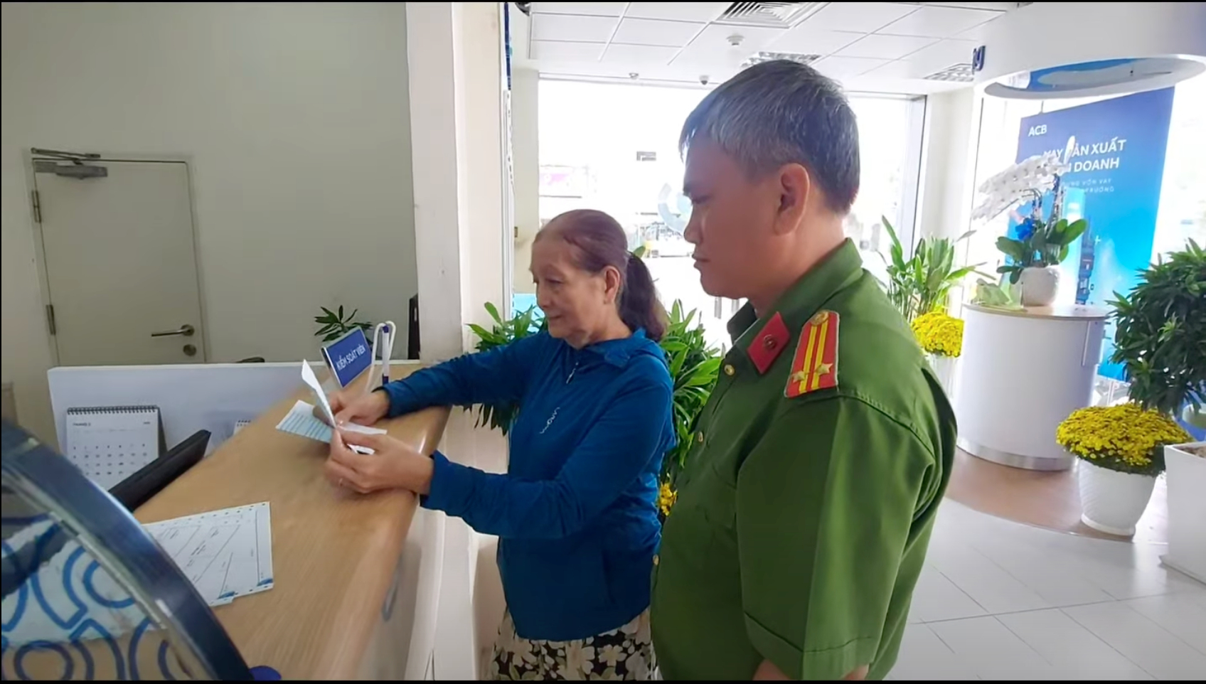 T&agrave;i khoản ACB li&ecirc;n tiếp nhận 4 giao dịch với tổng số tiền 2 tỷ đồng trong 1 ph&uacute;t, cụ b&agrave; 70 tuổi lập tức b&aacute;o c&ocirc;ng an - Ảnh 1.