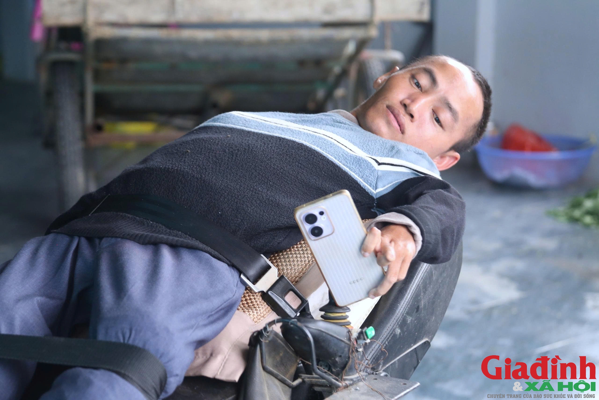 Chuyện kh&oacute; tin của người đ&agrave;n &ocirc;ng nằm ngửa như kh&uacute;c gỗ, cưới vợ đẹp, x&acirc;y nh&agrave; tiền tỷ - Ảnh 2.