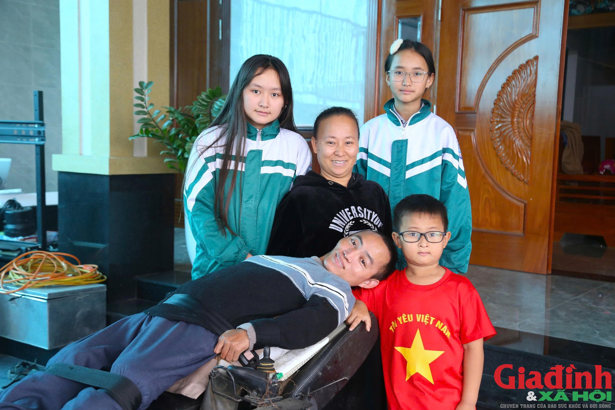 Chuyện kh&oacute; tin của người đ&agrave;n &ocirc;ng nằm ngửa như kh&uacute;c gỗ, cưới vợ đẹp, x&acirc;y nh&agrave; tiền tỷ - Ảnh 4.