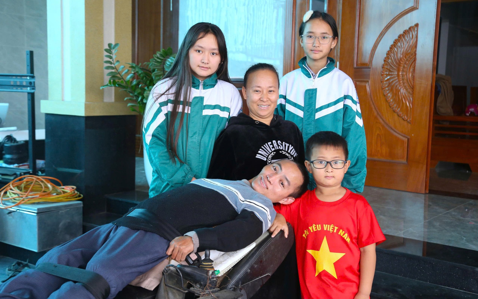 Người đàn ông nằm ngửa như khúc gỗ, vợ đẹp xây nhà tiền tỷ ở Hà Nội