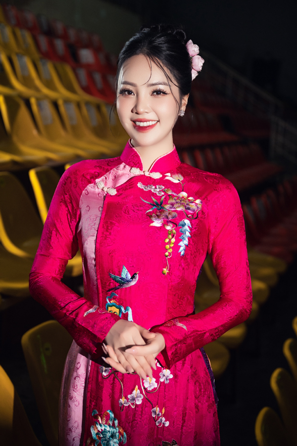 BTV Thụy V&acirc;n rạng rỡ tr&ecirc;n s&oacute;ng truyền h&igrave;nh quốc gia với &aacute;o d&agrave;i của NTK Ngọc Lan - Ảnh 3.