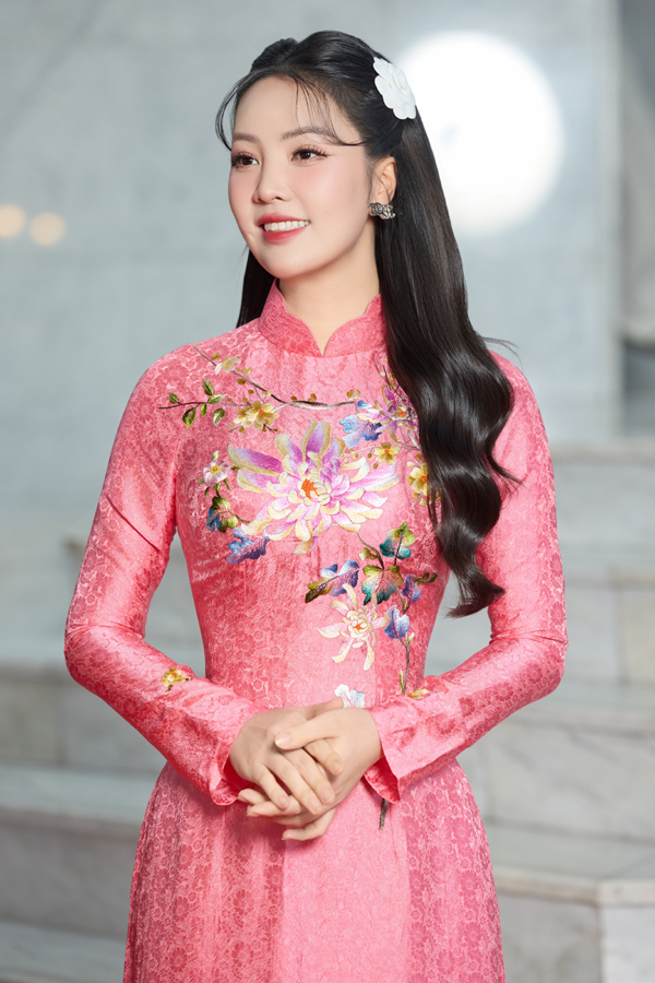 BTV Thụy V&acirc;n rạng rỡ tr&ecirc;n s&oacute;ng truyền h&igrave;nh quốc gia với &aacute;o d&agrave;i của NTK Ngọc Lan - Ảnh 6.