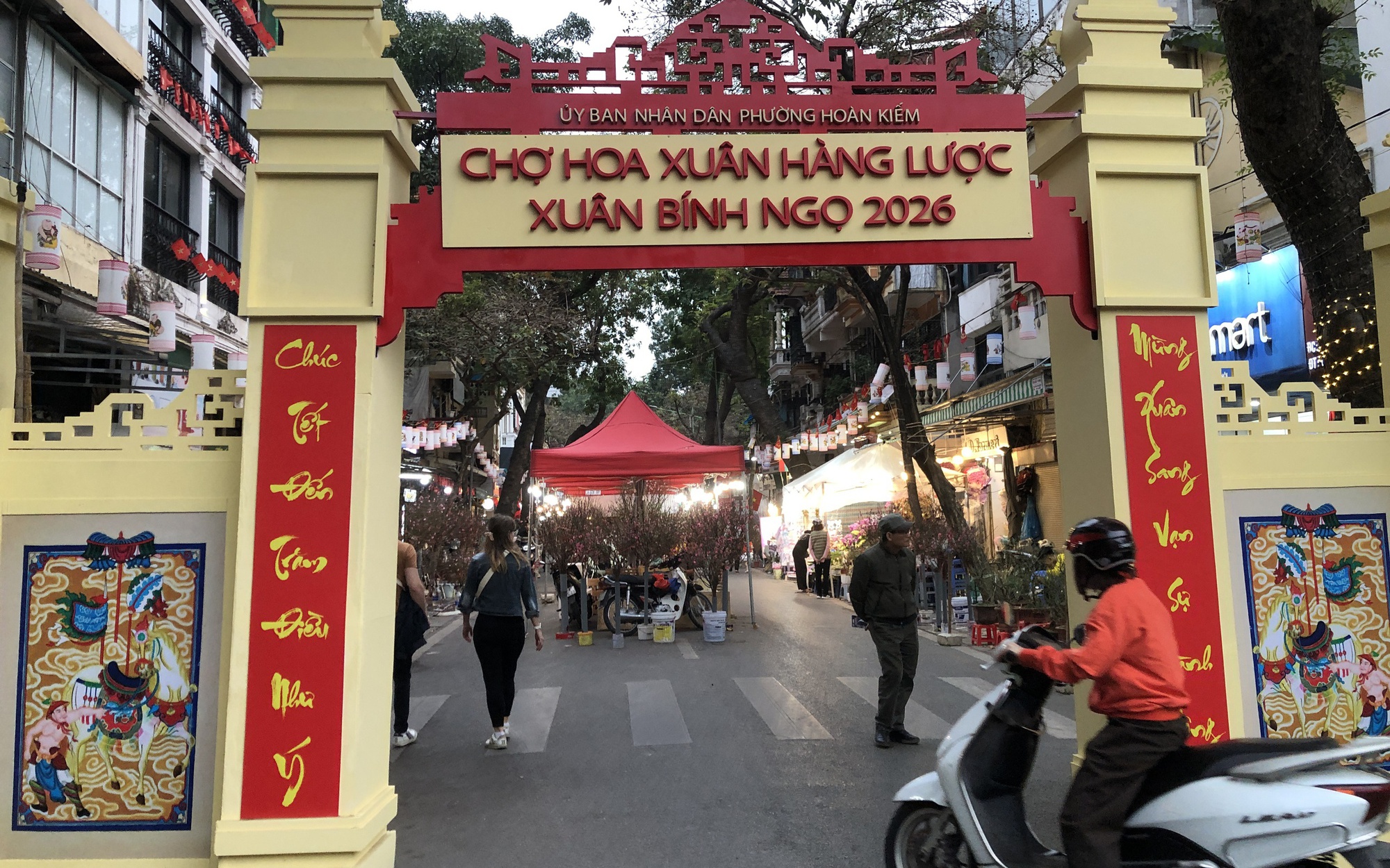 Sắc xu&acirc;n rộn r&agrave;ng, Chợ hoa Xu&acirc;n Phố cổ 2026 h&uacute;t người d&acirc;n v&agrave; du kh&aacute;ch