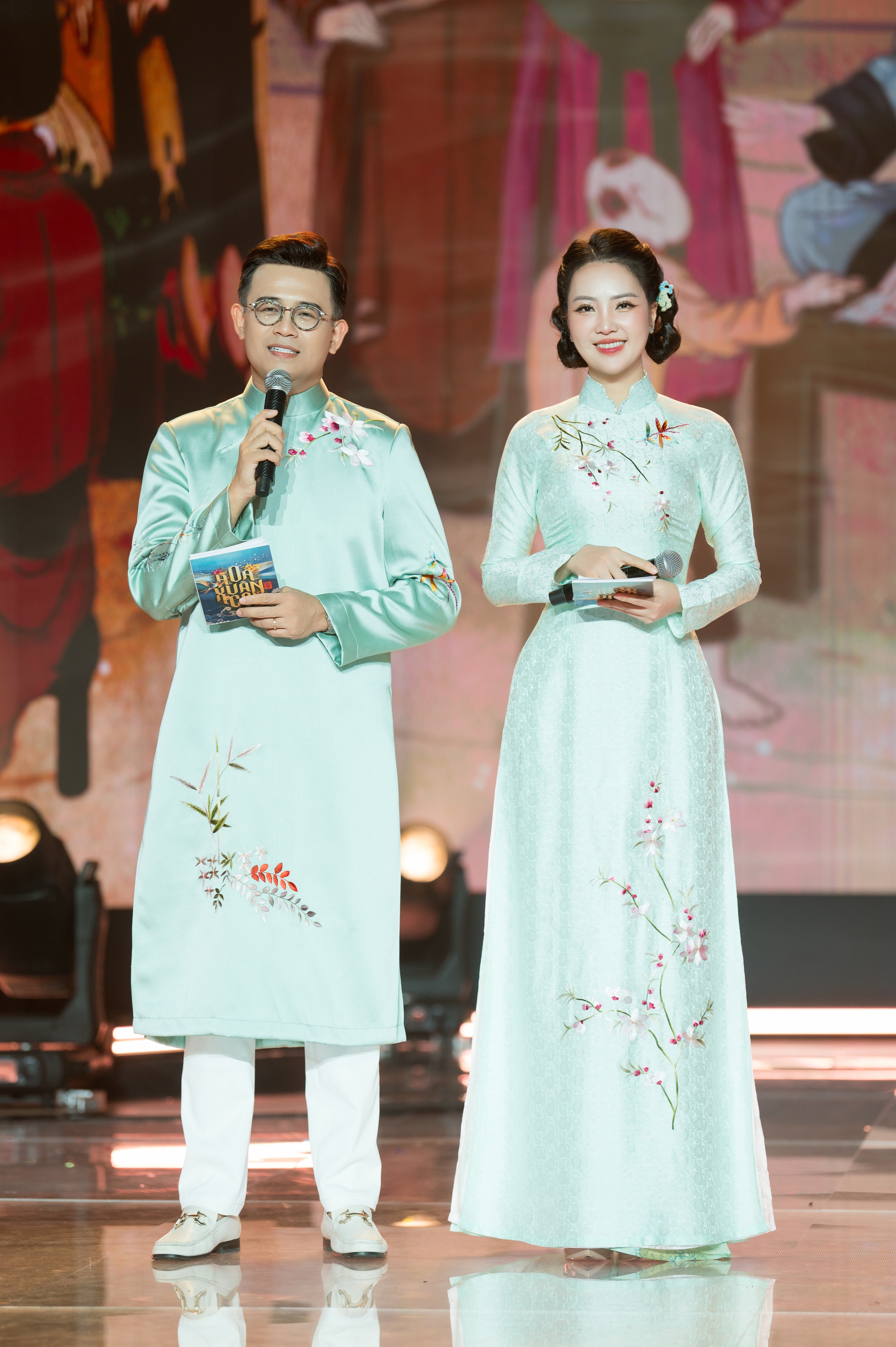 BTV Thụy V&acirc;n rạng rỡ tr&ecirc;n s&oacute;ng truyền h&igrave;nh quốc gia với &aacute;o d&agrave;i của NTK Ngọc Lan - Ảnh 4.