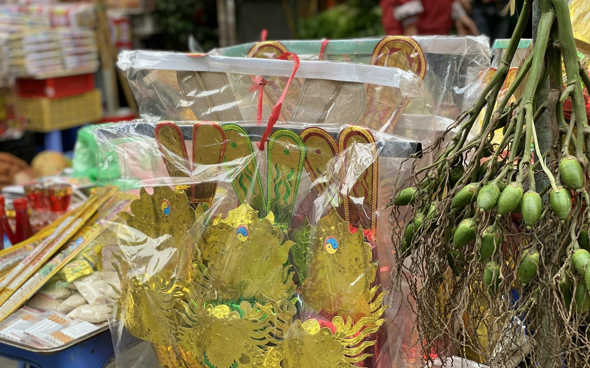 H&agrave;ng trang tr&iacute; Tết 2026 ngập tr&agrave;n thị trường, đỏ rực phố phường chuẩn bị đ&oacute;n xu&acirc;n - Ảnh 11.