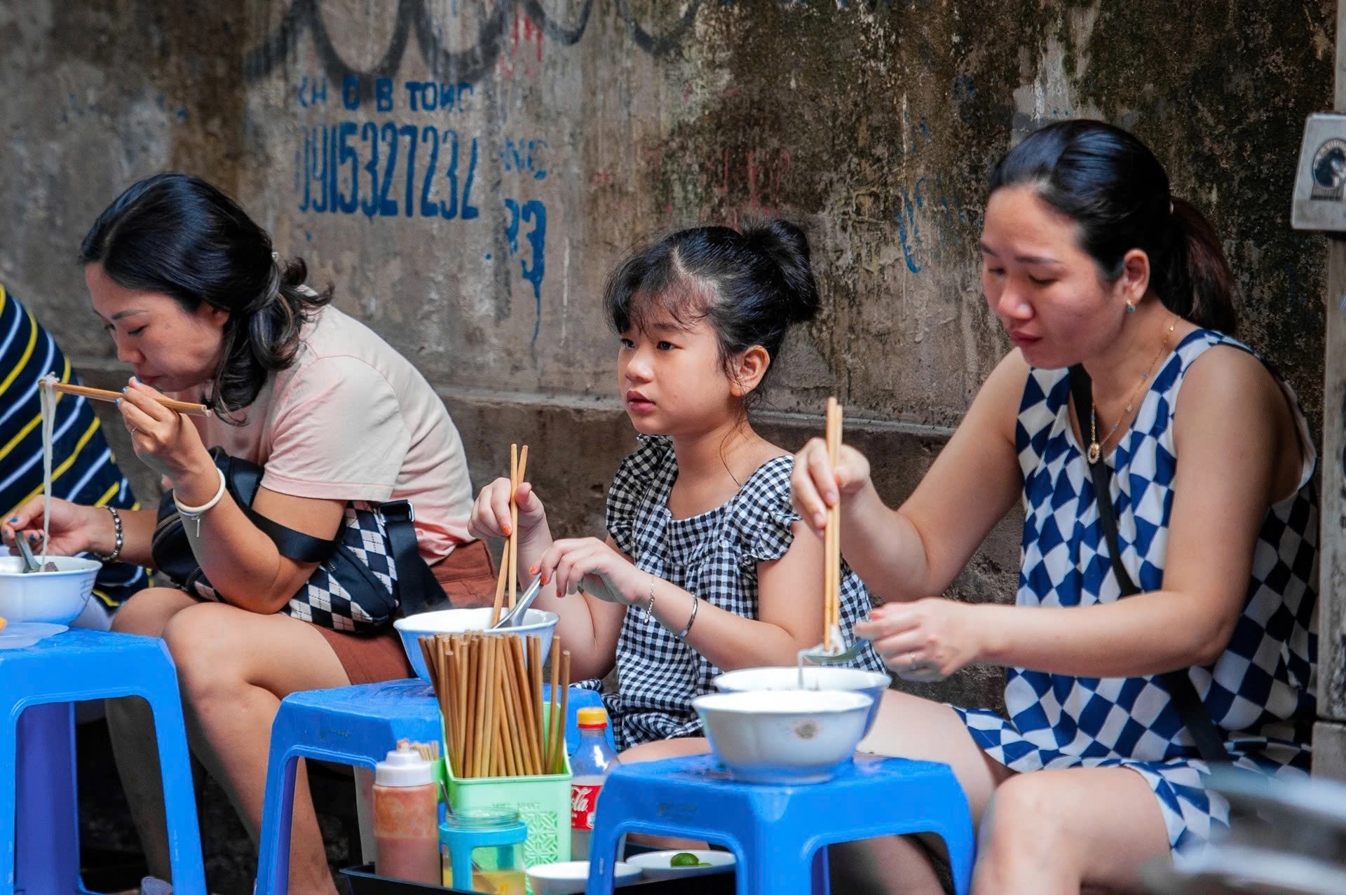 Phở Tư L&ugrave;n Ấu Triệu bị xử phạt - Ảnh 2.