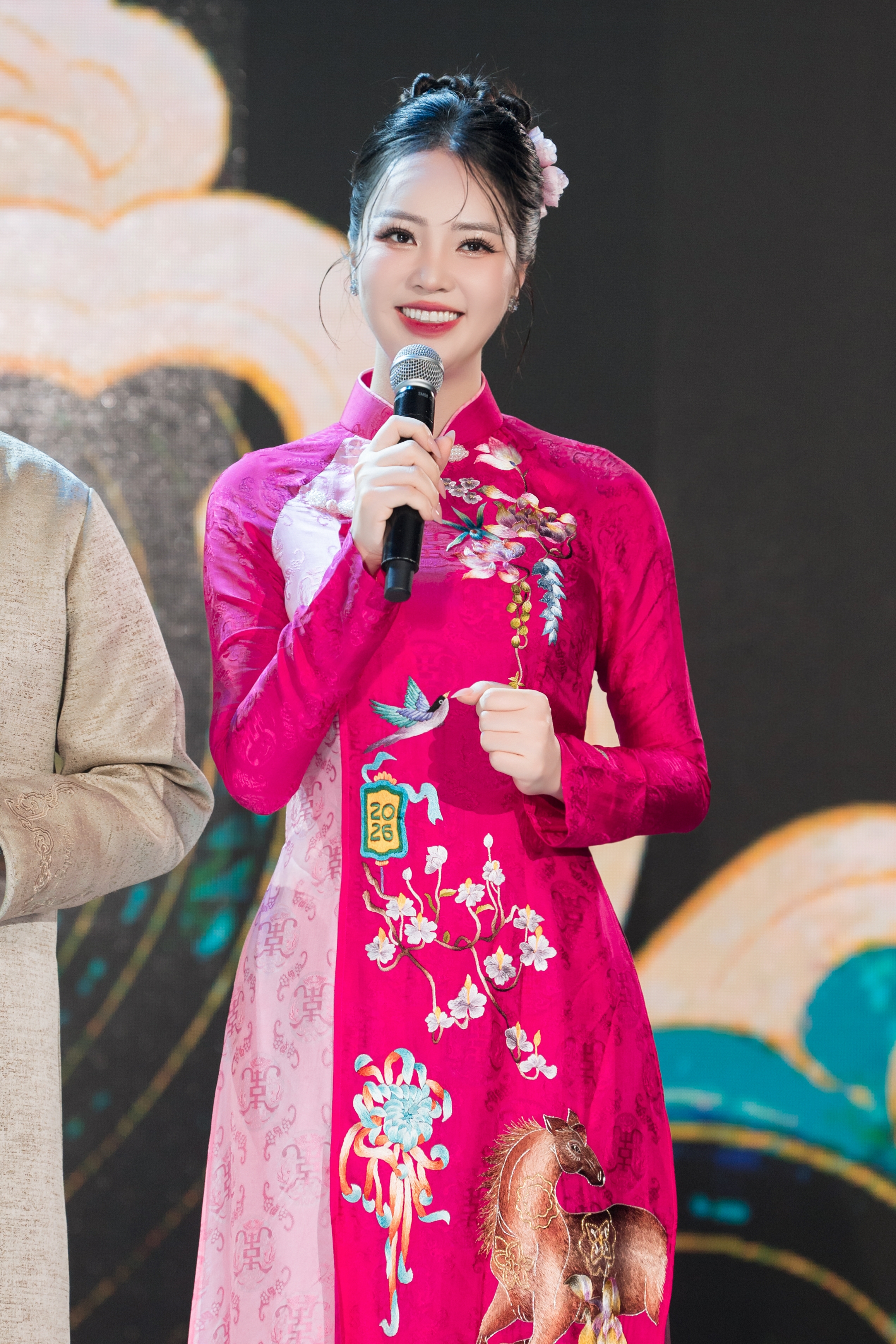 BTV Thụy V&acirc;n rạng rỡ tr&ecirc;n s&oacute;ng truyền h&igrave;nh quốc gia với &aacute;o d&agrave;i của NTK Ngọc Lan - Ảnh 7.