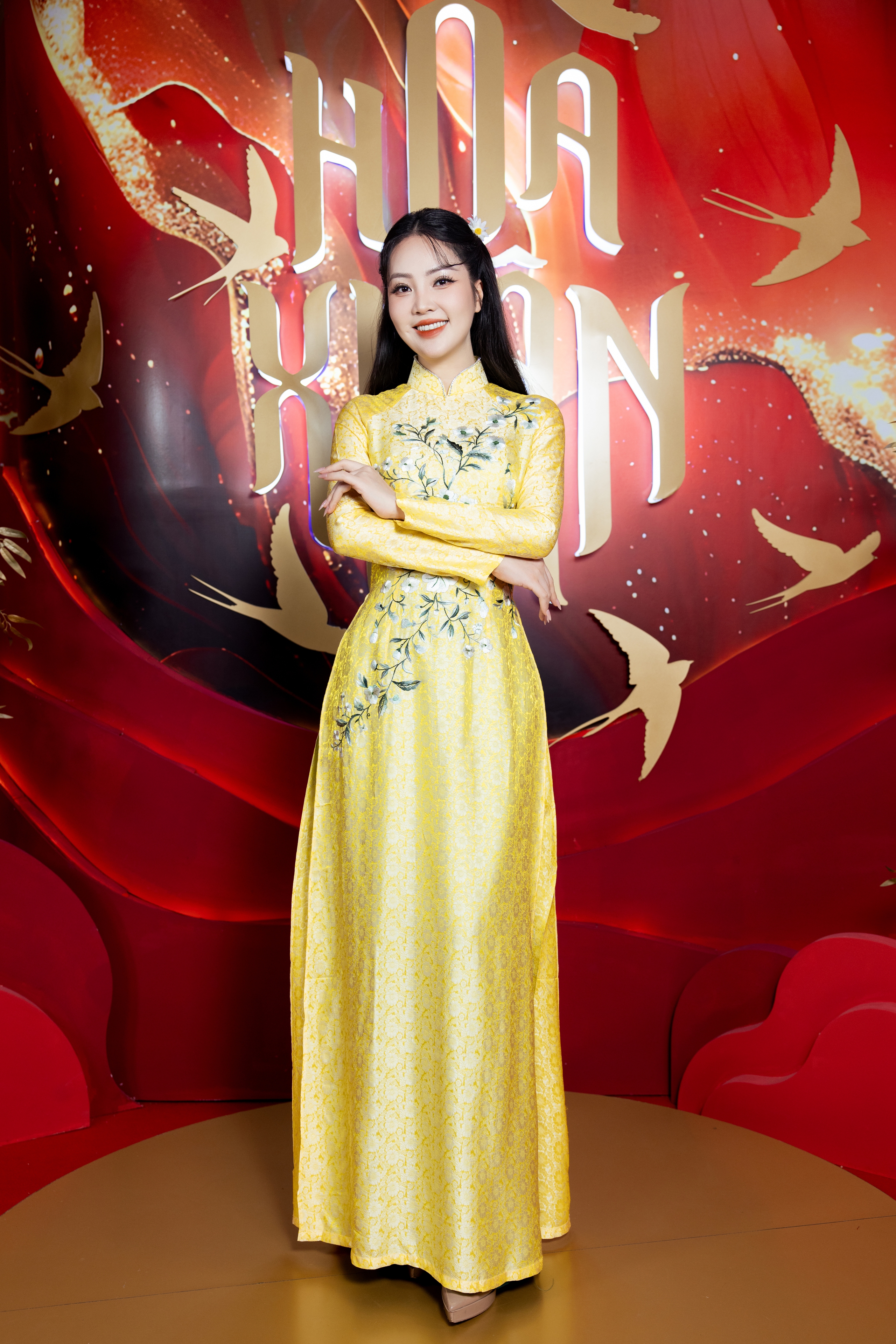 BTV Thụy V&acirc;n rạng rỡ tr&ecirc;n s&oacute;ng truyền h&igrave;nh quốc gia với &aacute;o d&agrave;i của NTK Ngọc Lan - Ảnh 8.