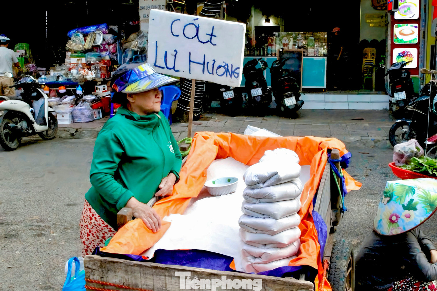 Kiếm tiền triệu m&ugrave;a Tết từ nghề b&aacute;n c&aacute;t lư hương - Ảnh 2.