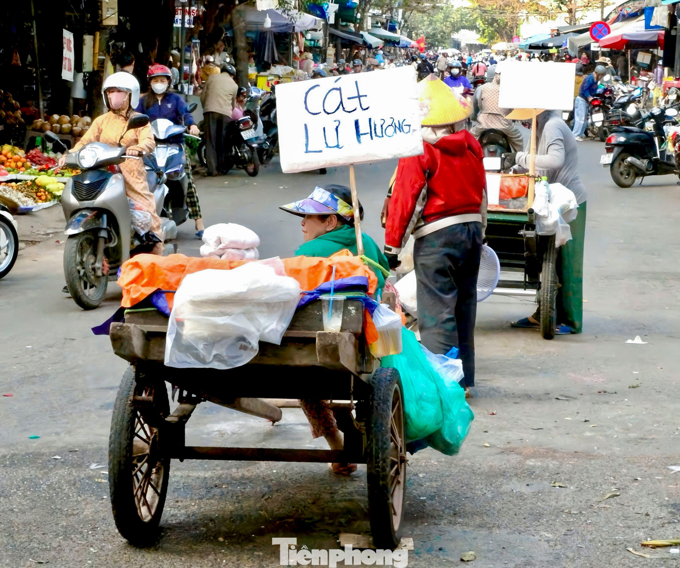 Kiếm tiền triệu m&ugrave;a Tết từ nghề b&aacute;n c&aacute;t lư hương - Ảnh 1.