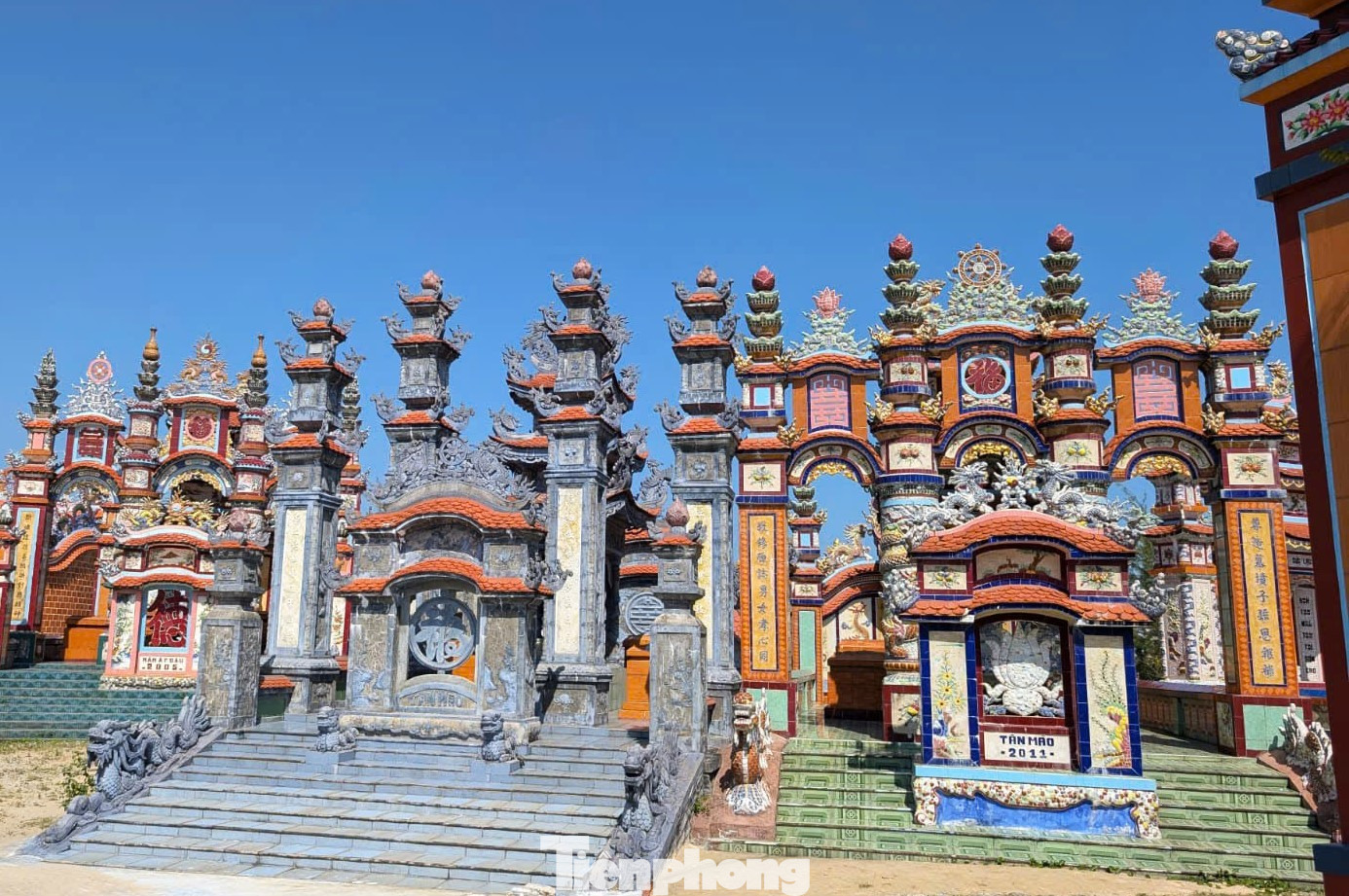 Du kh&aacute;ch h&aacute;o hức đi tham quan&hellip; nghĩa địa - Ảnh 3.