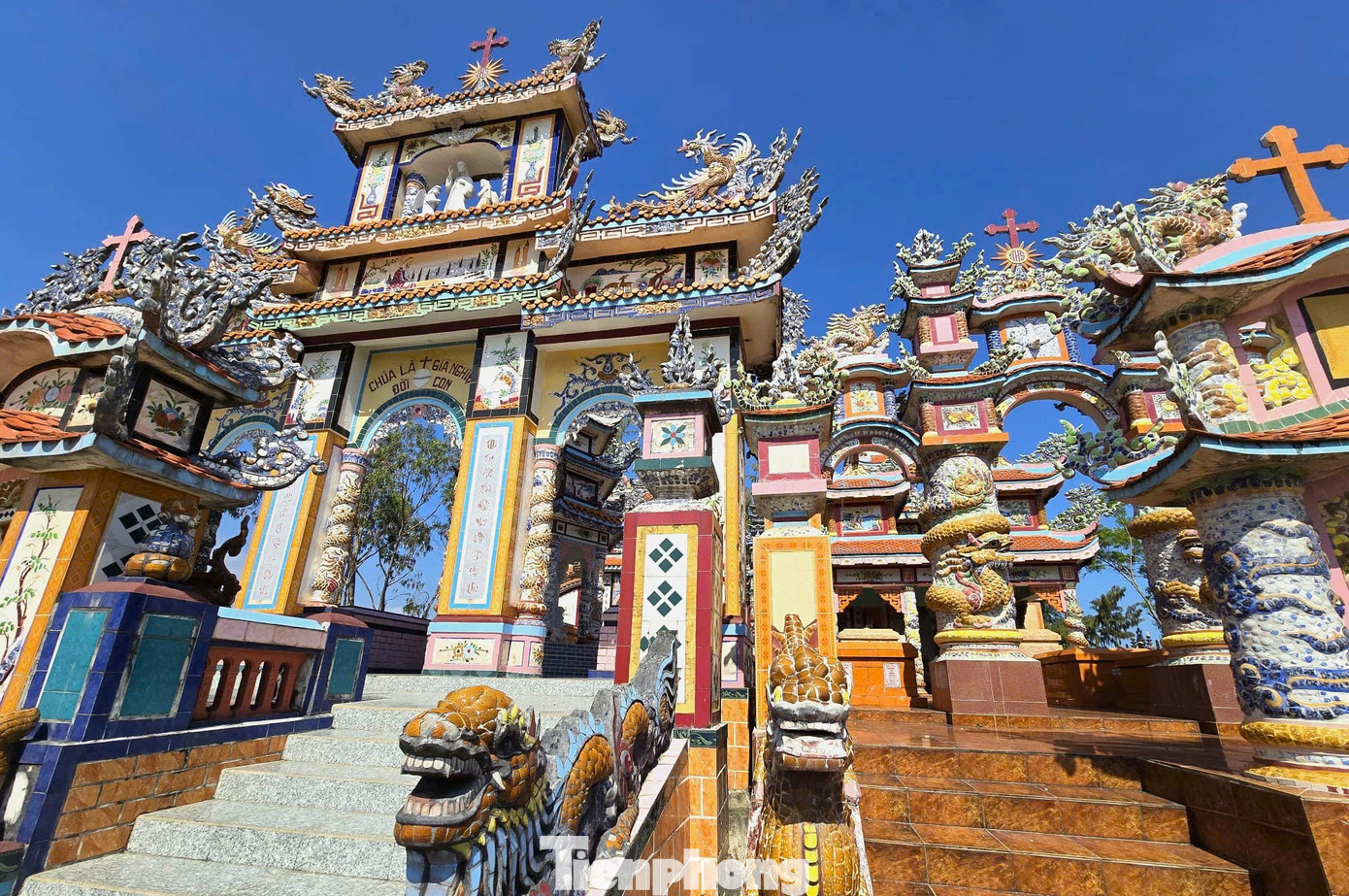 Du kh&aacute;ch h&aacute;o hức đi tham quan&hellip; nghĩa địa - Ảnh 2.