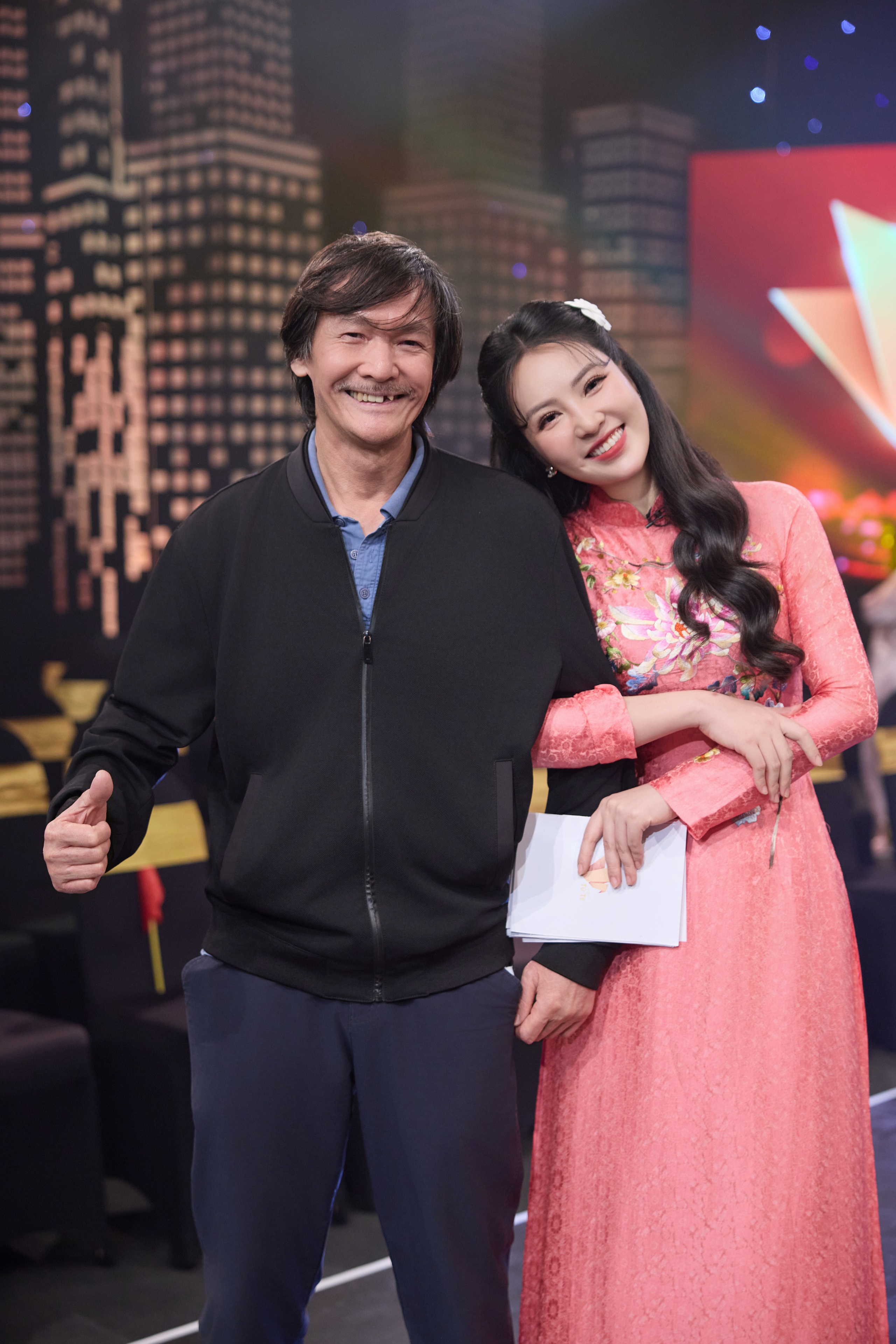 BTV Thụy V&acirc;n rạng rỡ tr&ecirc;n s&oacute;ng truyền h&igrave;nh quốc gia với &aacute;o d&agrave;i của NTK Ngọc Lan - Ảnh 9.