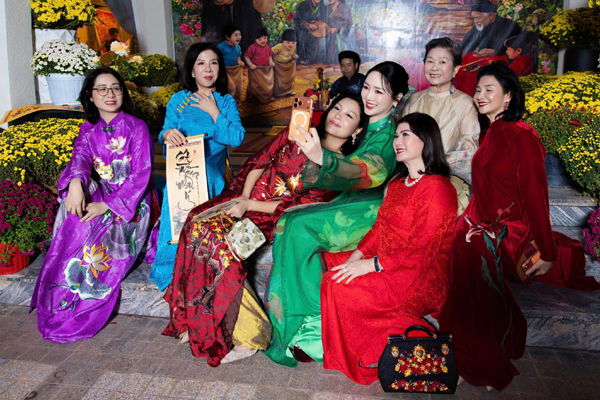 Kh&ocirc;ng kh&iacute; Tết rộn r&agrave;ng trong bữa tiệc tất ni&ecirc;n ở biệt thự 1000m2 của Gi&aacute;ng My - Ảnh 4.