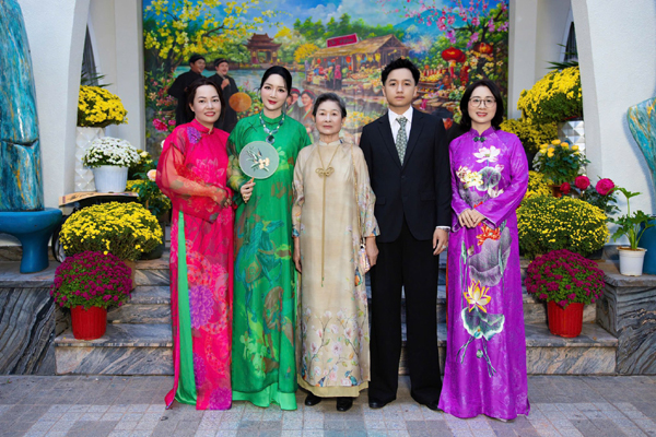 Kh&ocirc;ng kh&iacute; Tết rộn r&agrave;ng trong bữa tiệc tất ni&ecirc;n ở biệt thự 1000m2 của Gi&aacute;ng My - Ảnh 9.