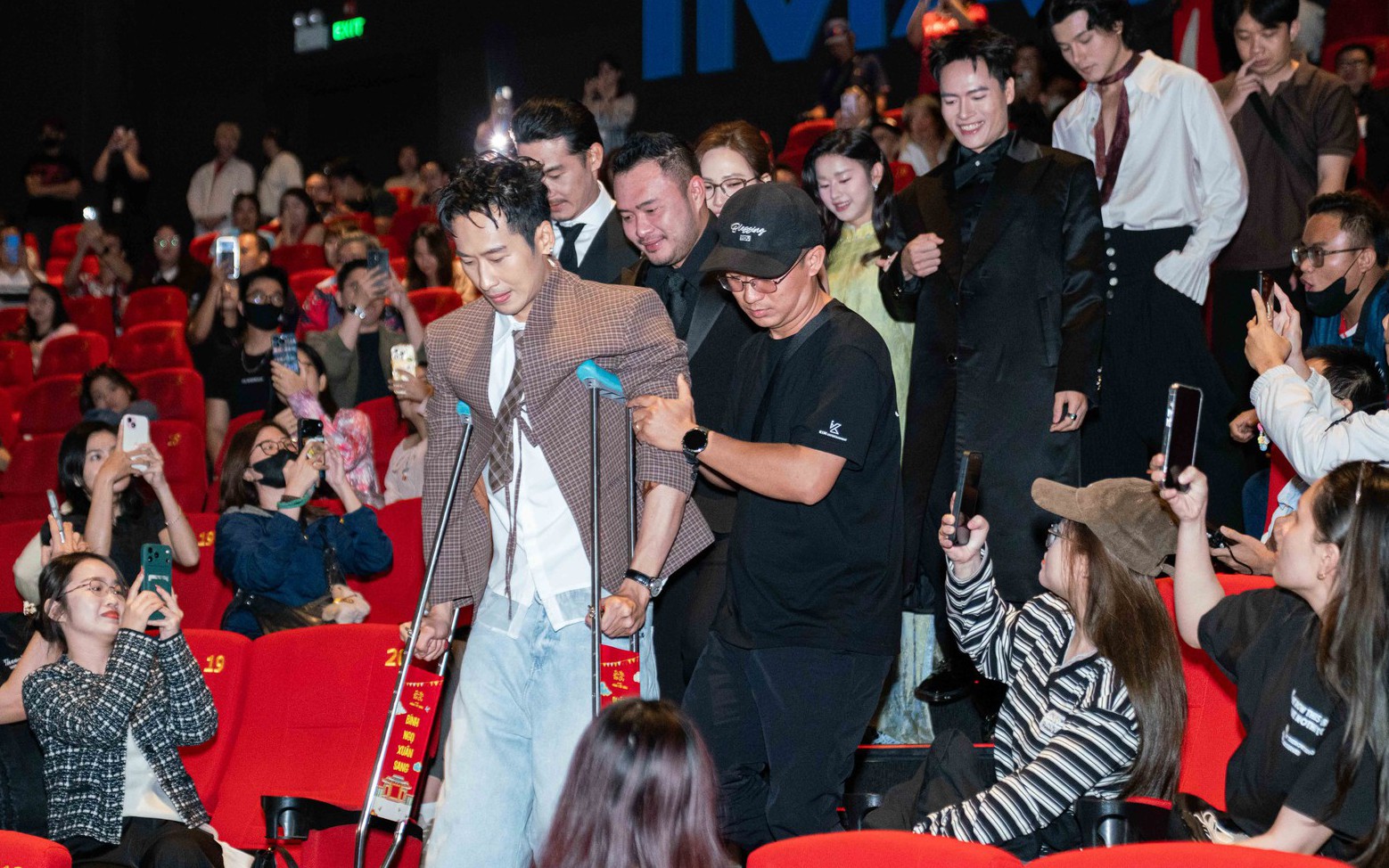 X&uacute;c động h&igrave;nh ảnh Tuấn Trần chống nạng tới buổi ra mắt phim Tết