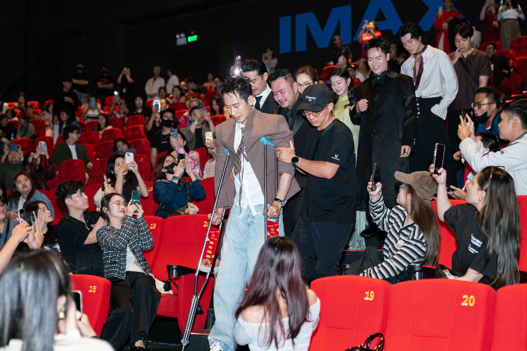 Diễn vi&ecirc;n Tuấn Trần chống nạng x&uacute;c động ra mắt phim Tết B&aacute;u vật trời cho - Ảnh 1.